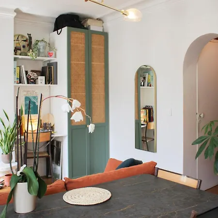 Architect-renovated Bright Montmartre Flat פריז