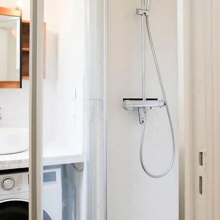 Architect-renovated Bright Montmartre Flat * פריז