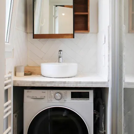 Architect-renovated Bright Montmartre Flat דירה פריז