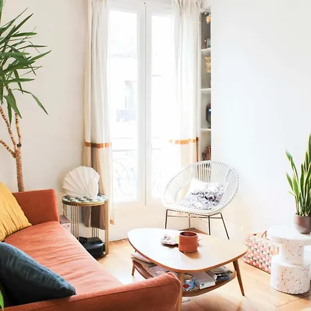 Architect-renovated Bright Montmartre Flat דירה *